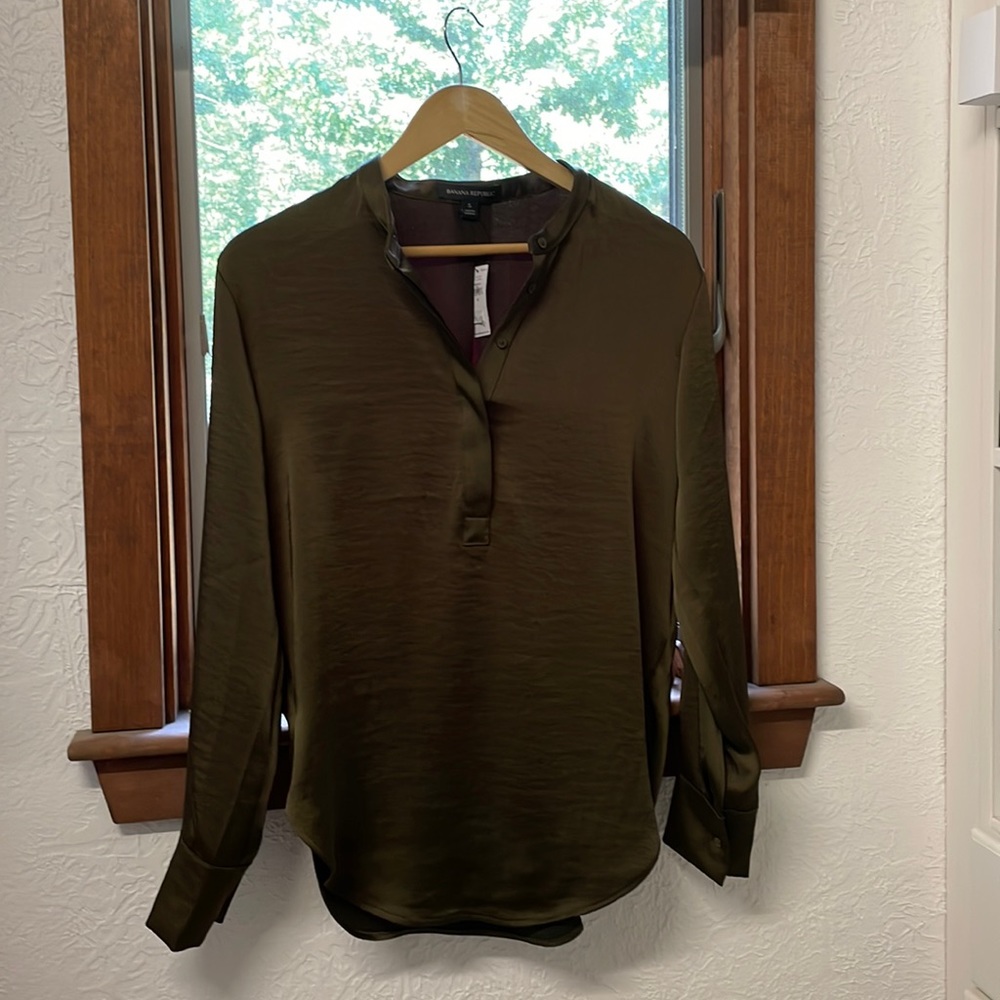 Beautiful satin finish Banana Republic blouse